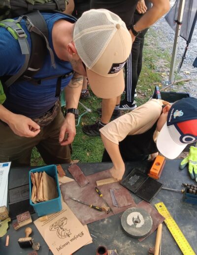 dorosły i dziecko majsterkują przy stole z narzędziami