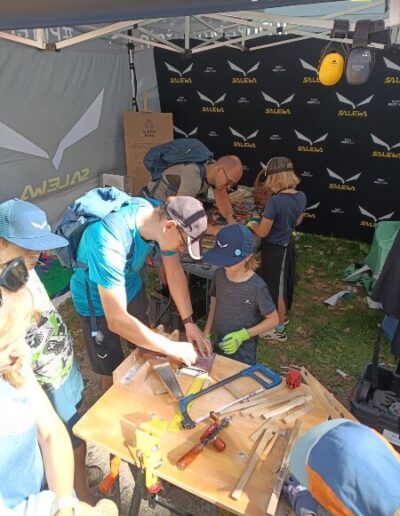 grupa ludzi, którzy majsterkują narzędziami