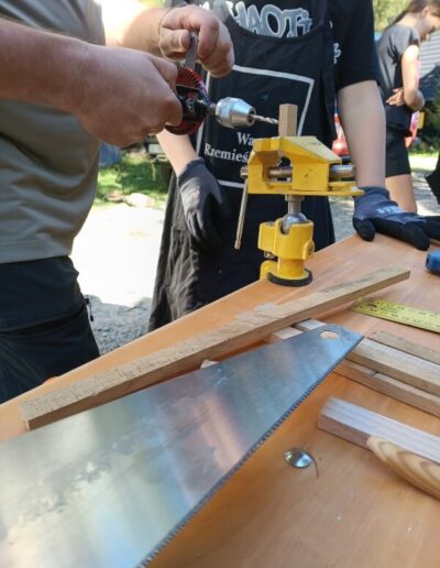 ręce trzymające wiertarkę