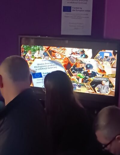 głowy patrzące w ekran